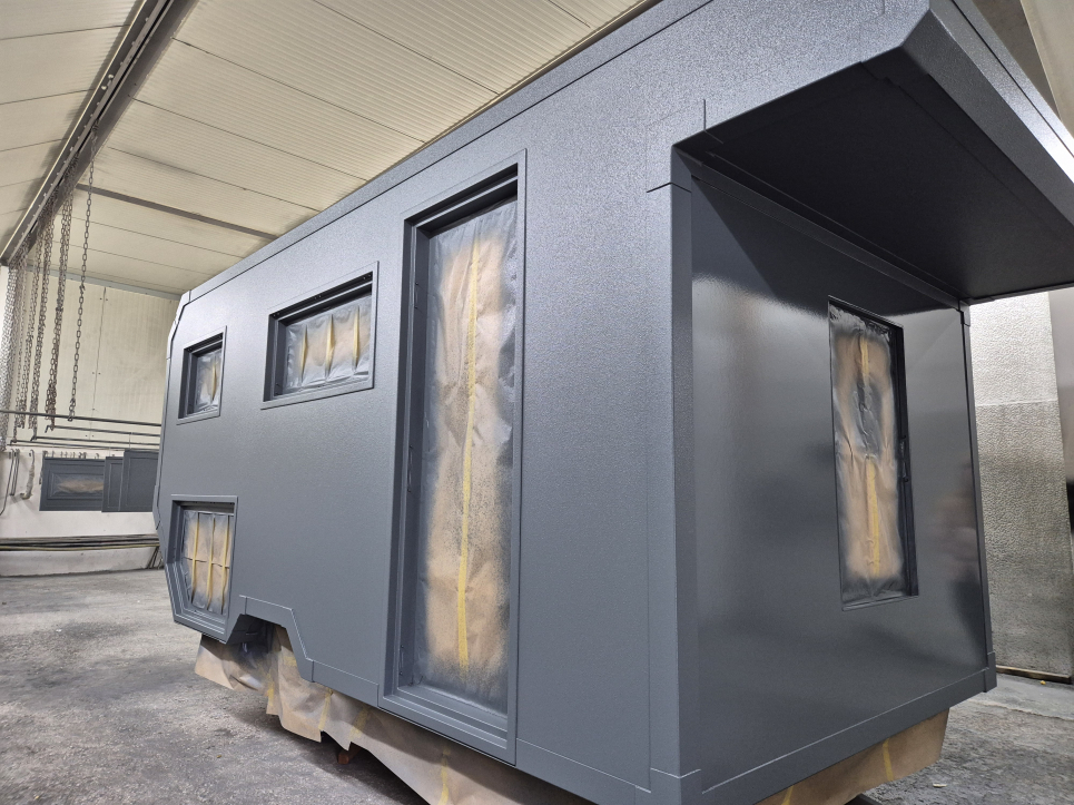 Iveco Daily 4x4 mit Aufbau Raptorlack