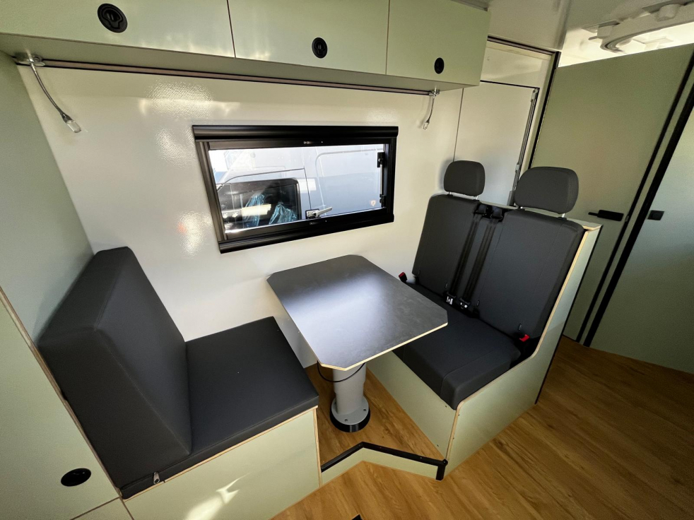 Iveco Daily 4x4 mit Alkoven 2er Sitzgruppe mit MFK